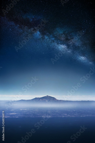 Milchstraße über Vulkan © KNOPP VISION