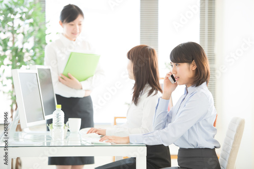 スマートフォンで電話をするビジネスウーマン