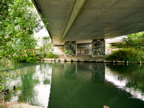 Graffitis sur un mur en pleine nature