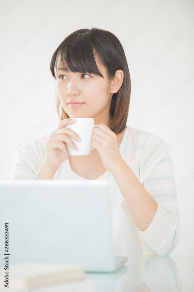 コーヒーカップを持ち微笑む女性 コーヒーカップを持ち微笑む女性