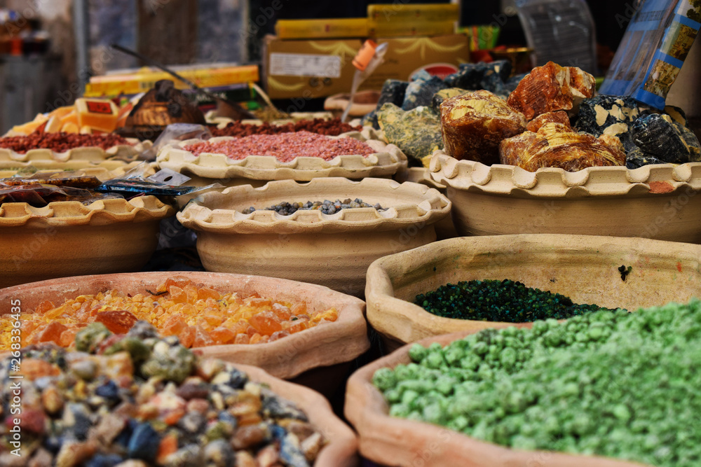 Distintos productos tales como chucherías, dulces, especias y incienso en distintos mercados de Jerusalén y Tel-Aviv, Israel. Oriente medio.