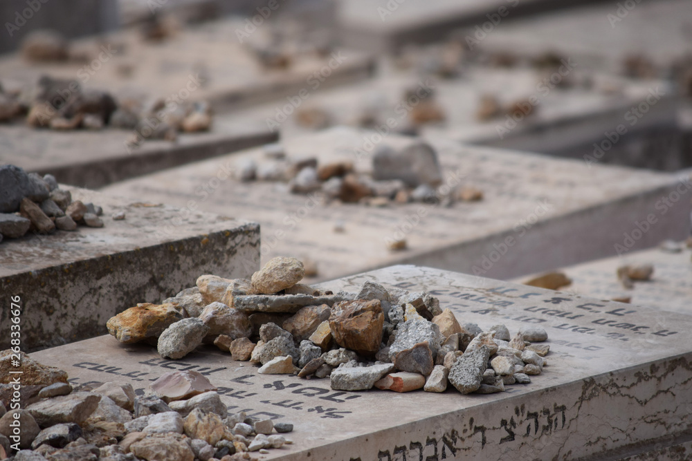 Detalle de piedras y oraciones en tumbas de un cementerio judío