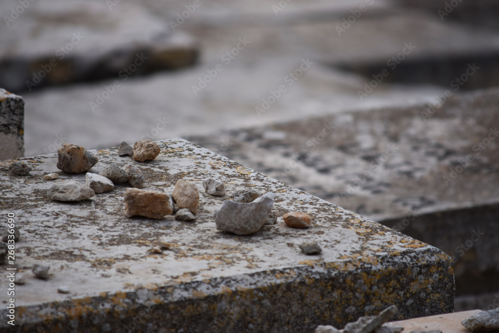 Detalle de piedras y oraciones en tumbas de un cementerio judío