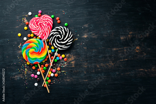 Fotografie Caramel candies and lollipops