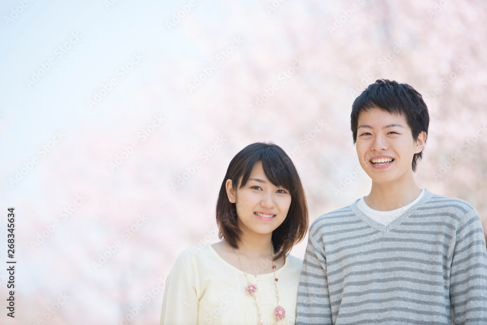 桜の前で微笑むカップル 桜の前で微笑むカップル