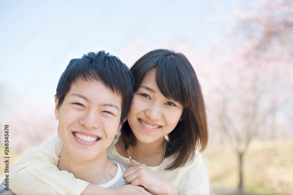 桜の前で微笑むカップル 桜の前で微笑むカップル