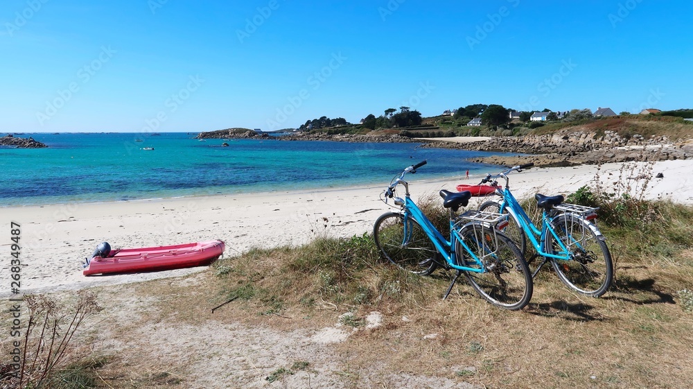 Deux Velos Gares A L Entree D Une Plage Deserte Sur L Ile De Batz En Bretagne France Stock Photo Adobe Stock