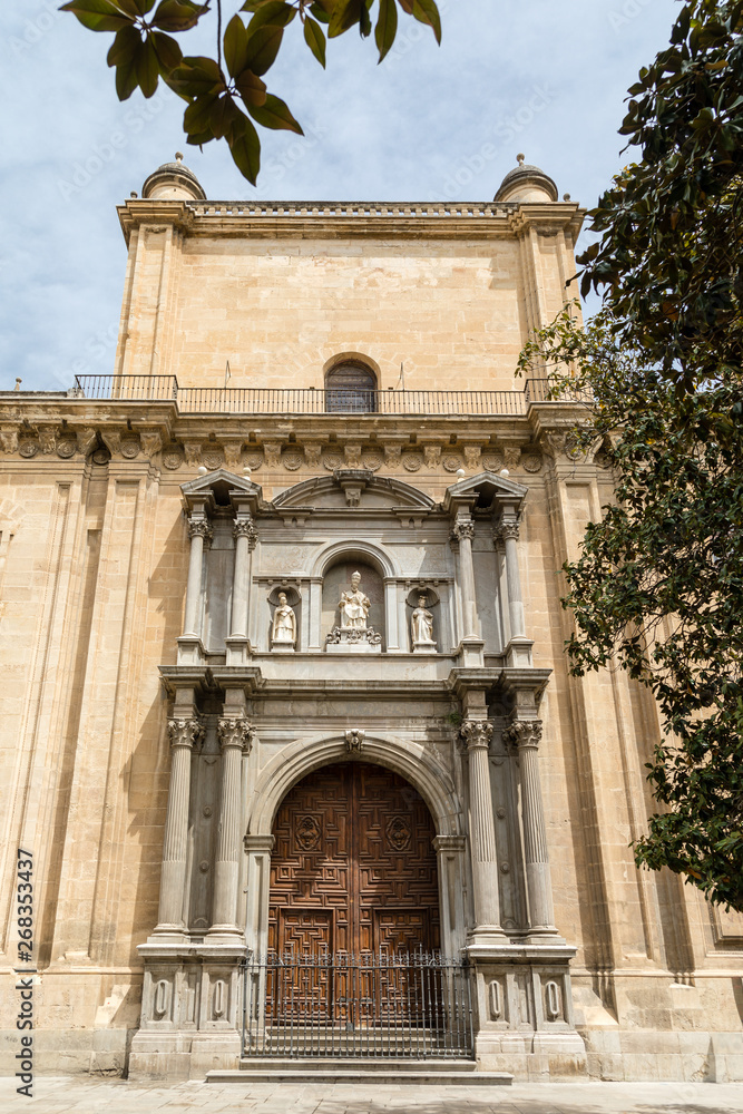 Obraz premium Old buildings of the streets around the cathedral of Granada, in the old town in Granada, Spain