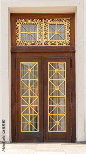 Holztür mit goldenen Rahmen