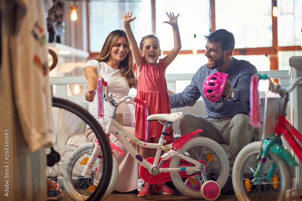 Obraz premium Sale, consumerism and people concept - happy family with child and shopping new bicycle.