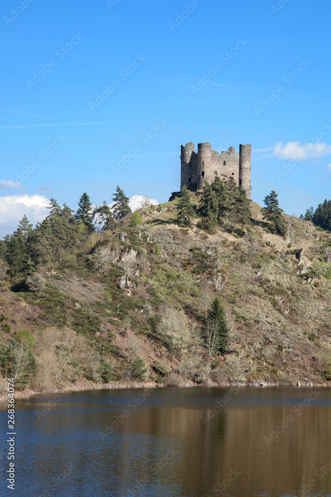 Le château d'Alleuze sur son promontoire au-dessus de la rivière