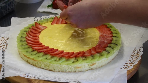 La decorazione della torta di frutta photo