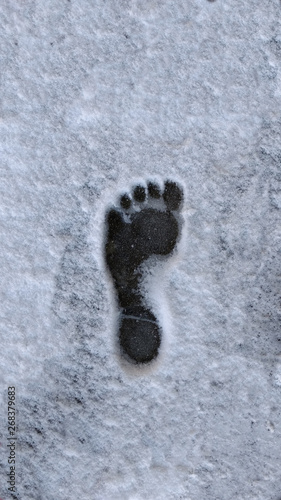 Barfuss Fussabdruck im Schnee