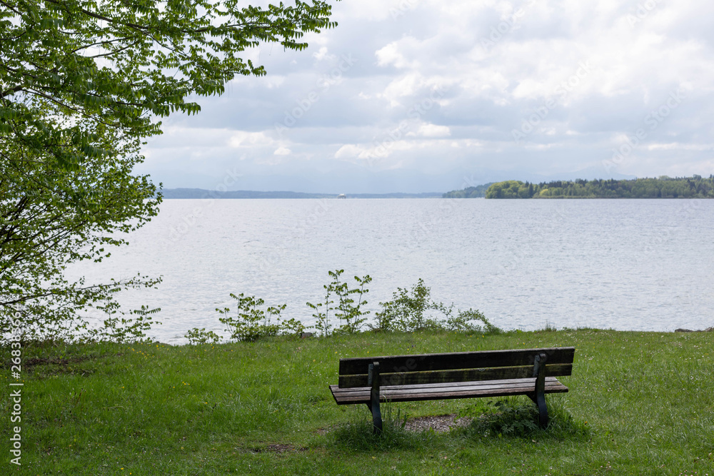 Einsame Bank am Starnberger See Einsame Bank am Starnberger See