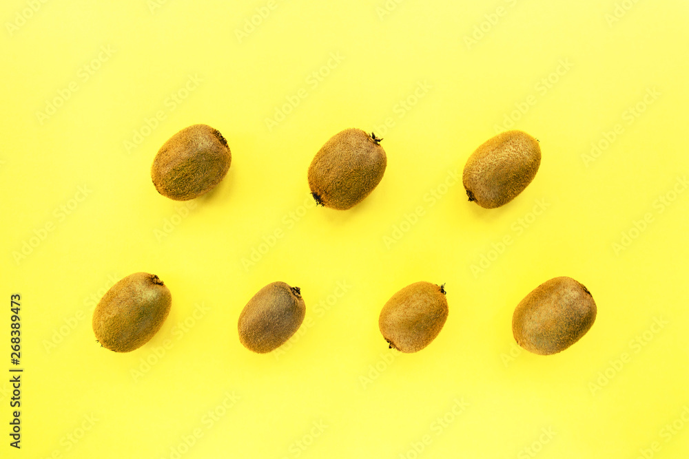 Obraz premium Kiwi fruits on a yellow background