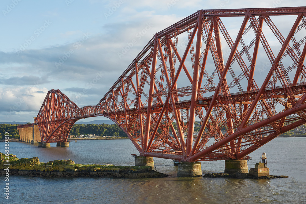Obraz premium The Forth Rail Bridge, Scotland, connecting South Queensferry (Edinburgh) with North Queensferry (Fife).