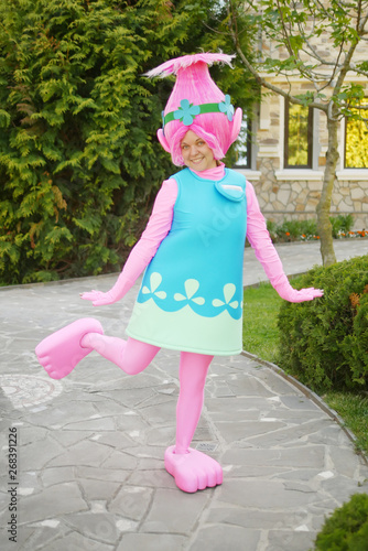 Fotografi cute girl animator in the suit of the smurf in the park on the green grass