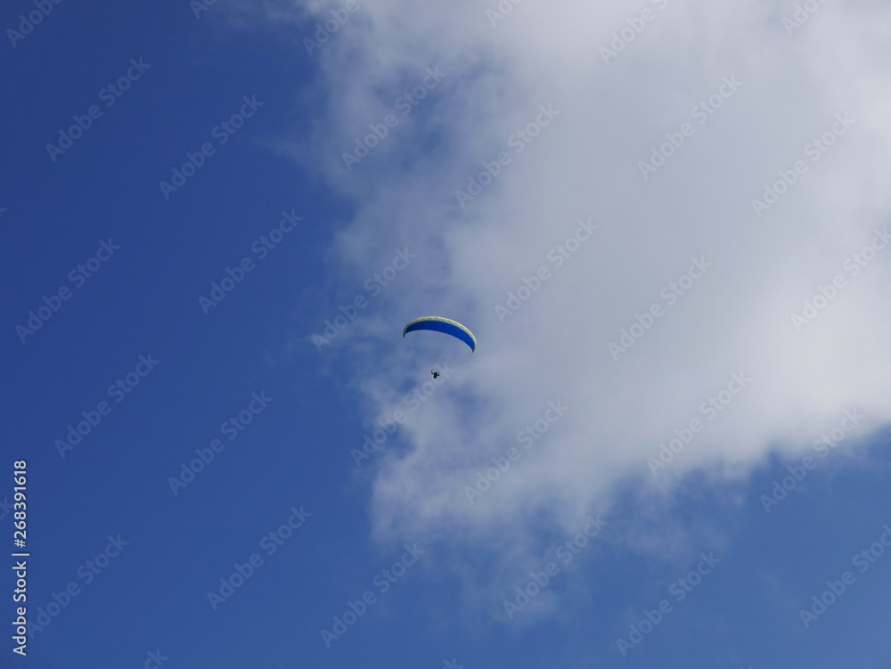 senso di libertà in un parapendio solitario nel cielo senso di libertà in un parapendio solitario nel cielo