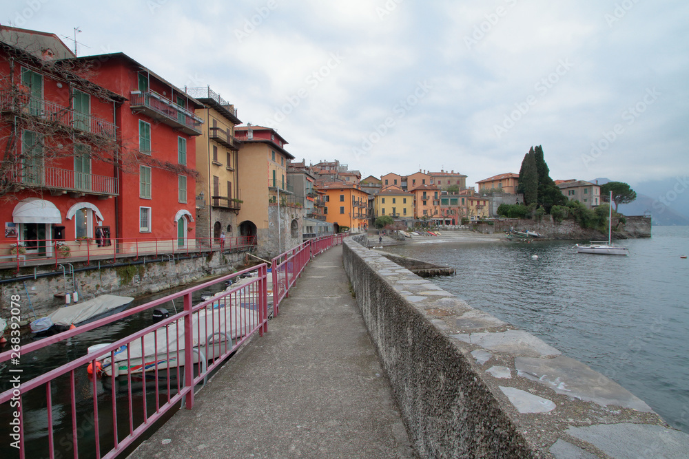 Obraz premium borgo di varenna sul lago di como in italia, varenna village on the shores of como lake in italy 