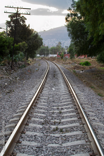vias del ferrocarril cerca de una población