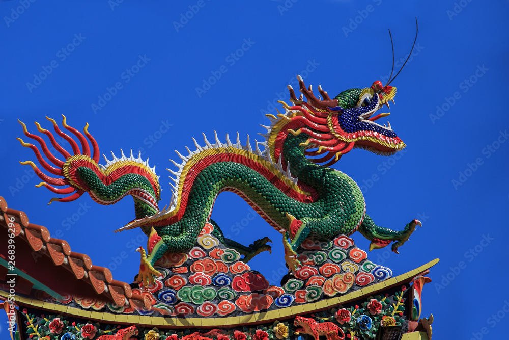 Fototapeta premium Drache auf dem Dach eines Tempels in Asien, Detail