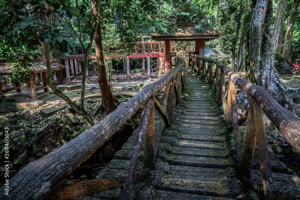 Fototapeta premium Yan Malaysia, ausgetrocknetes Flußbett, Lost Place