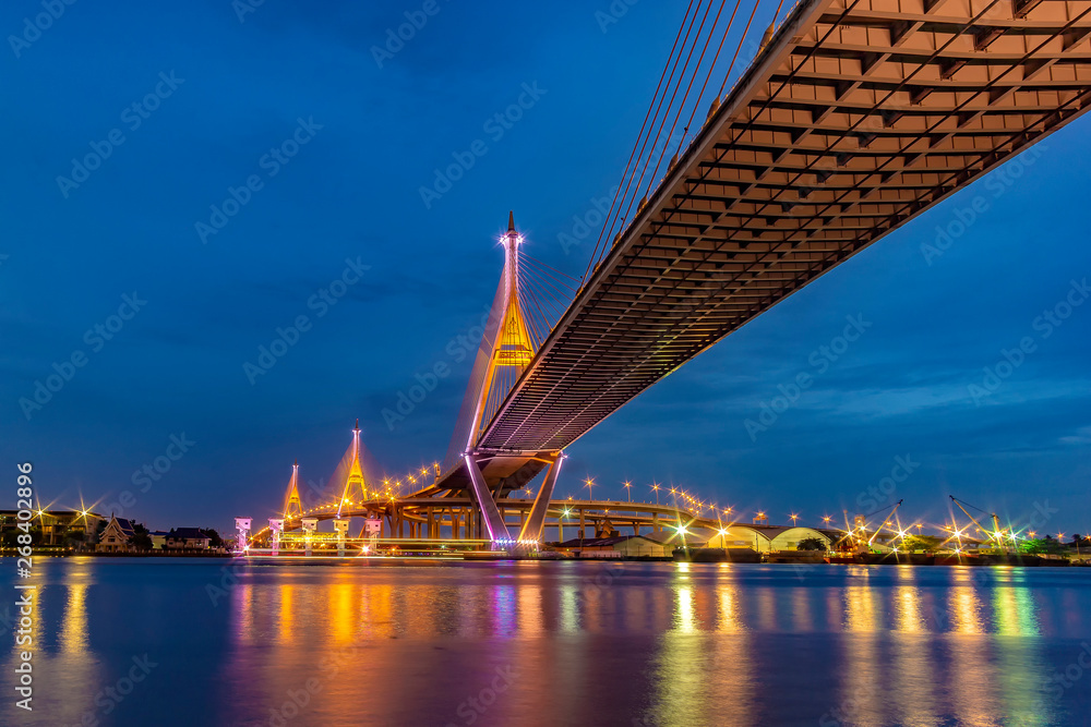Obraz premium Bhumibol Bridge, Chao Phraya River Bridge. Turn on the lights in many colors at night.