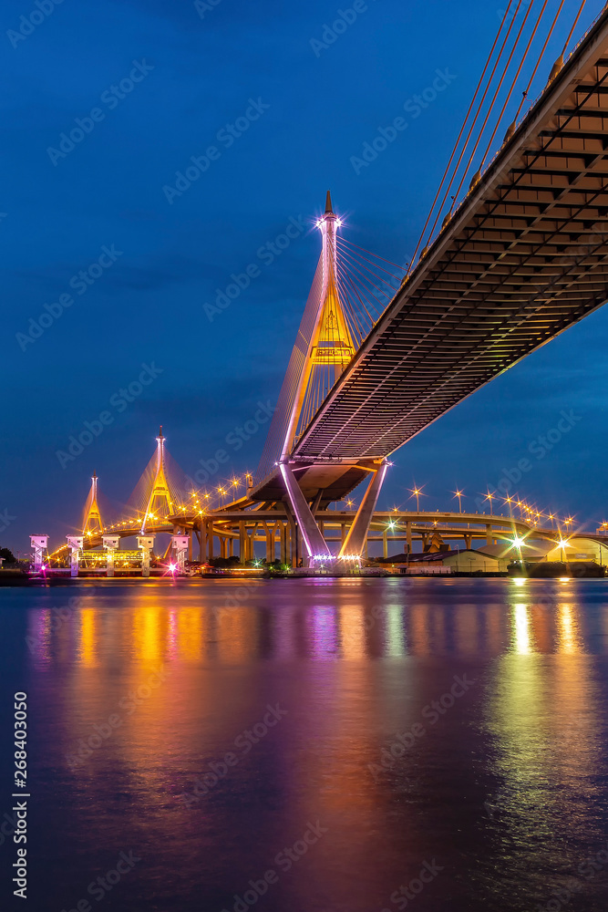 Obraz premium Bhumibol Bridge, Chao Phraya River Bridge. Turn on the lights in many colors at night.