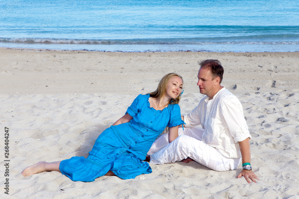 Fototapeta premium the loving couple on the seashore, Cuba, Varadero
