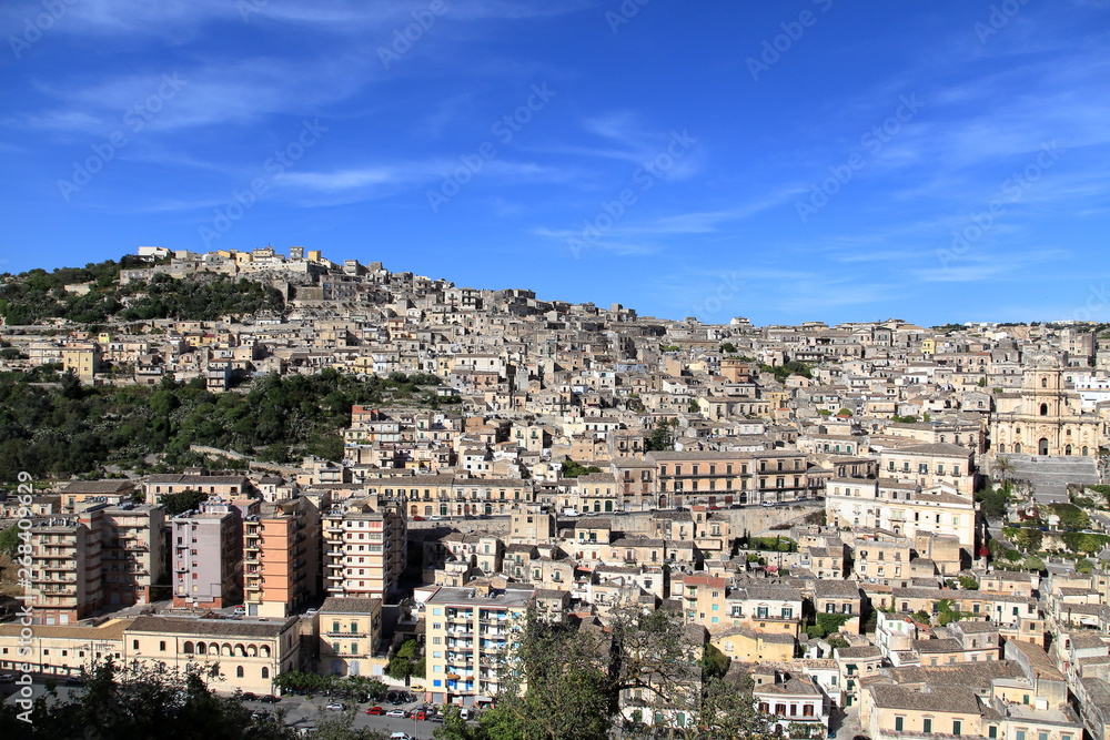 Fototapeta premium Duomo di San Giorgio con panorama della città di Modica