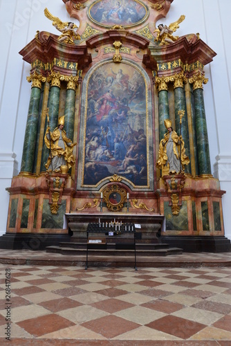 Seitenaltar der Kollegienkirche (Salzburg) photo