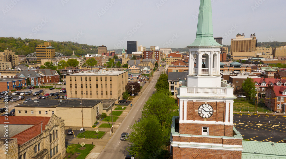 Naklejka premium Antena wznosząca się nad wieżą zegarową Chruch i Charleston West Virginia