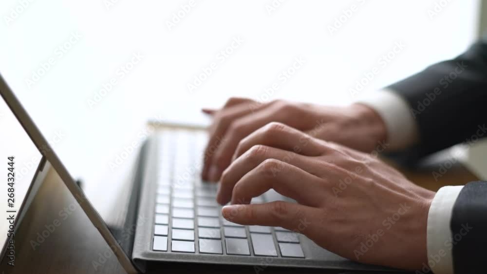 タイピングをするビジネスマン