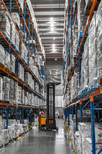 galpão logistica e distribuição caixas trabalhadores e empilhadeira em operação © mailsonpignata