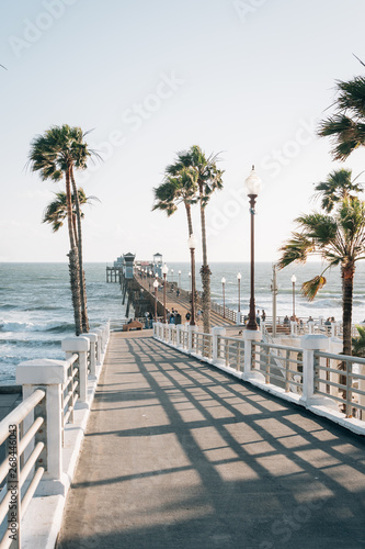 Konstfotografi Ramp to the pier and palm trees overlooking the Pacific Ocean, in Oceanside, San