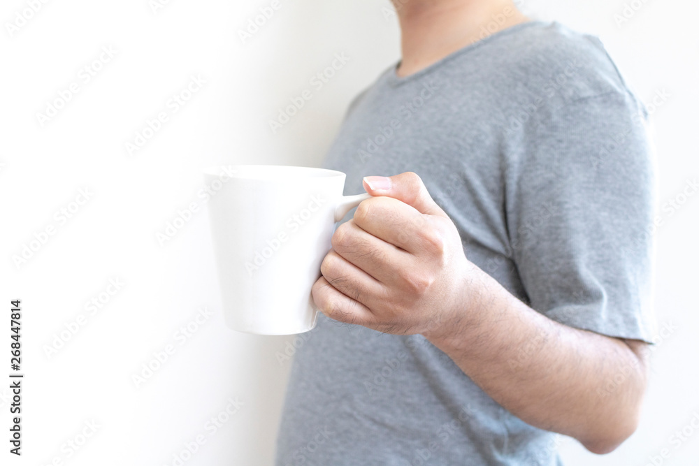 立ってマグカップを持つ男性 立ってマグカップを持つ男性