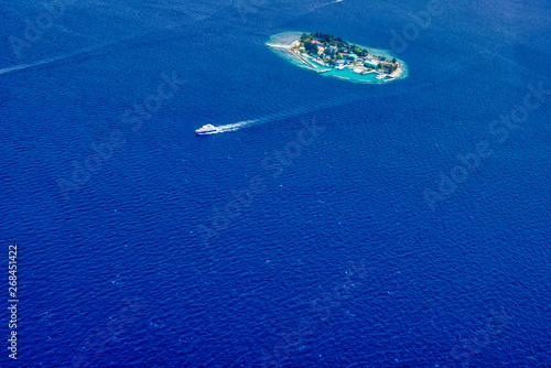 Dieses einzigartige Bild zeigt die Malediven, die von einem Flugzeug von oben fotografiert werden. Sie können die Atolle im Meer gut sehen. © Jonny Belvedere