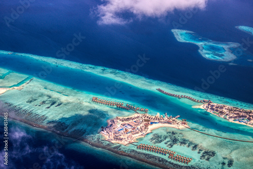 Dieses einzigartige Bild zeigt die Malediven, die von einem Flugzeug von oben fotografiert werden. Sie können die Atolle im Meer gut sehen.