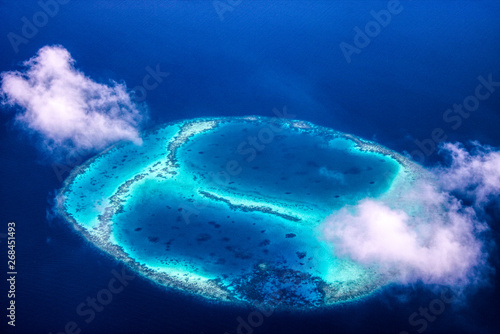 Dieses einzigartige Bild zeigt die Malediven, die von einem Flugzeug von oben fotografiert werden. Sie können die Atolle im Meer gut sehen.