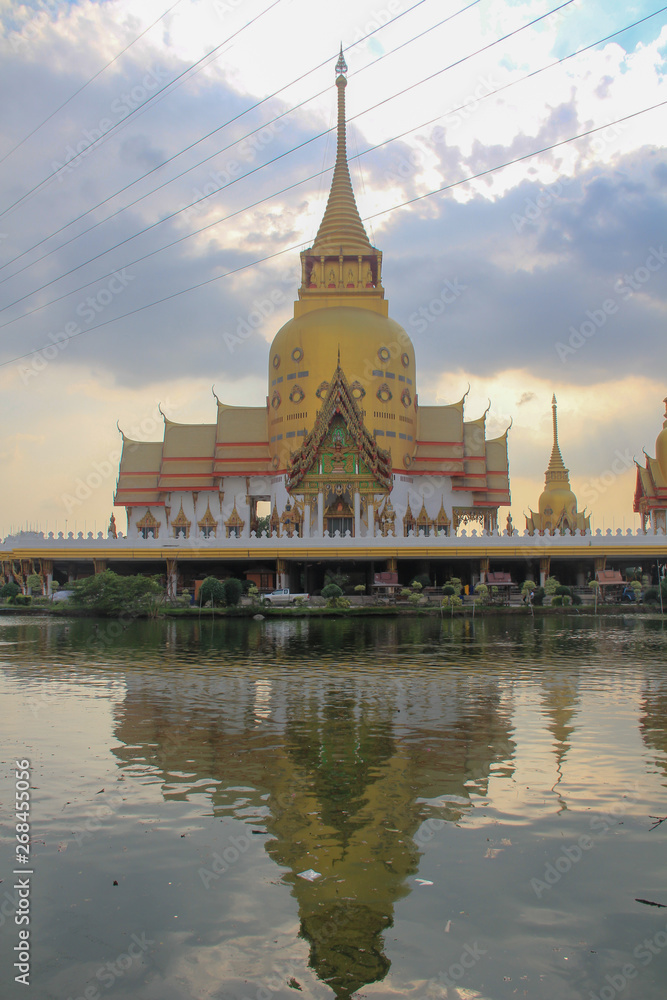 Fototapeta premium temple in bangkok thailand