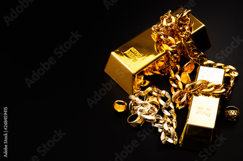 Obraz na płótnie Jewelry buyer, pawn shop and buy and sell precious metals concept theme with a pile of golden rings, necklace bracelet and gold bullion isolated on black background with copy space w salonie