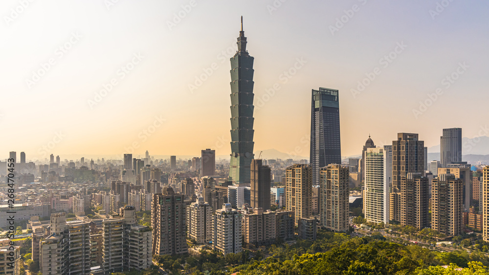 Fototapeta premium Tajwan panoramę miasta o zmierzchu, piękny zachód słońca w Tajpej, widok z lotu ptaka Panoramę miasta Tajwanu i wieżowiec.