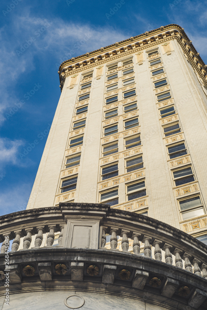 Obraz premium Low Angle Vintage Pearl Tower Against Blue Sky