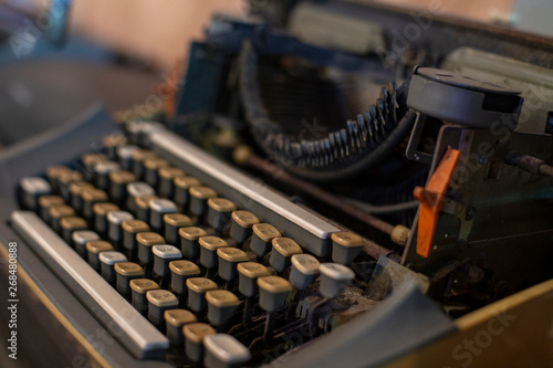 Alte historische antike Schreibmaschine © eremit08
