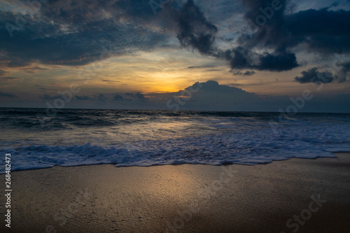 Fototapeta Naklejka Na Ścianę i Meble -  Sonnenunterggang am Strand von Phuket