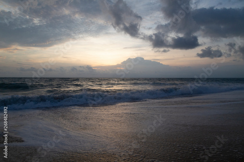 Sonnenunterggang am Strand von Phuket © eremit08