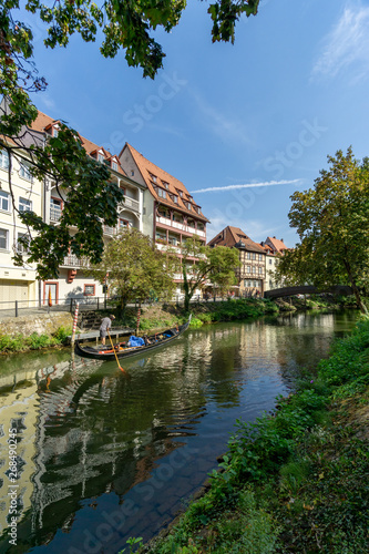 Schöne Fassaden am Fluss in Bamberg spiegeln sich im Wasser, Gondelfahrt auf dem Kanal