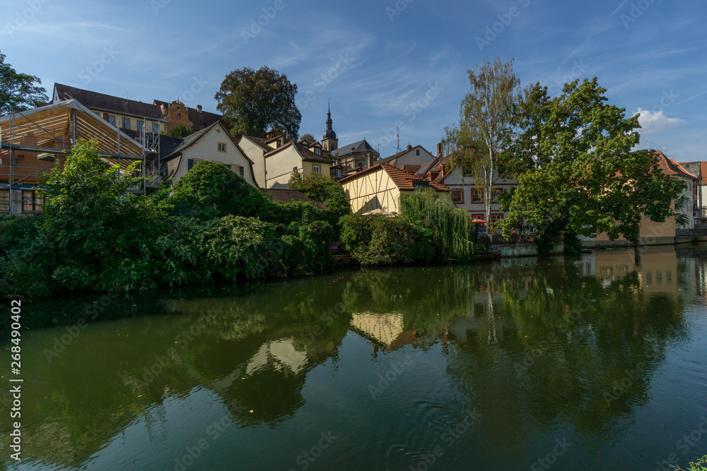 Schöne Fassaden am Fluss in Bamberg spiegeln sich im Wasser