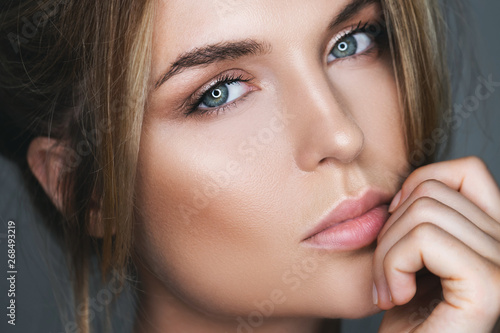 фотографія Portrait of stunning woman with natural makeup