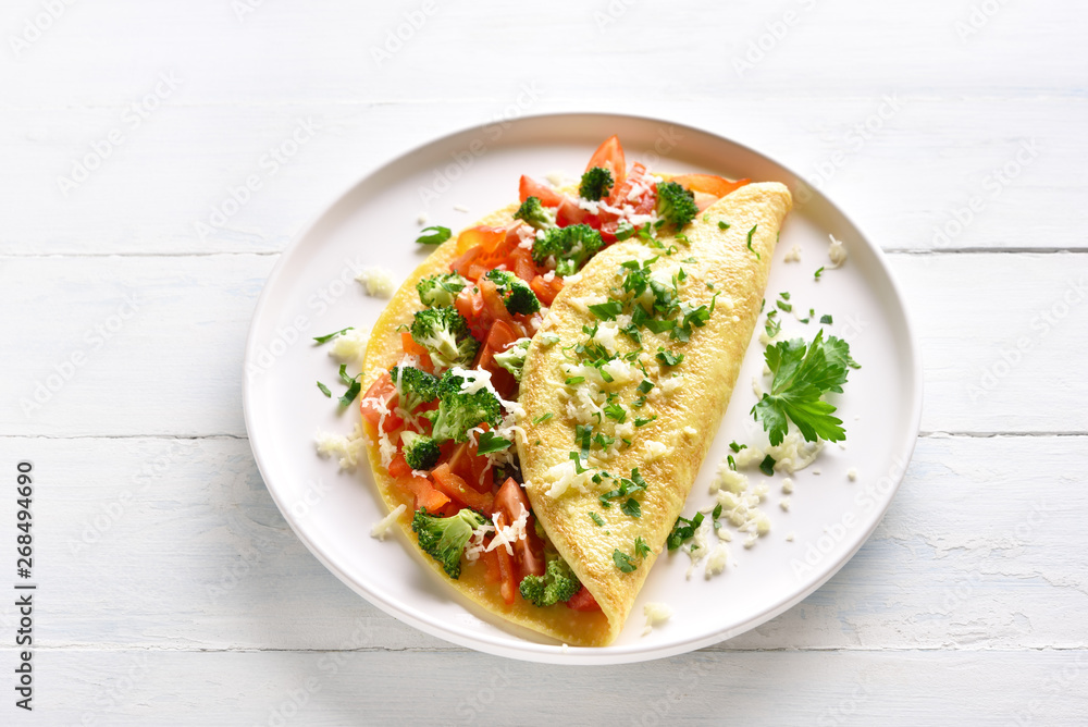 Omelette with tomatoes, red bell pepper and broccoli Omelette with tomatoes, red bell pepper and broccoli